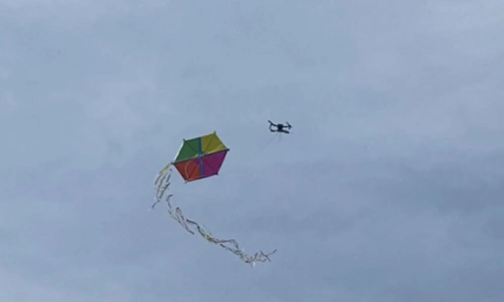 Παρέα στα Τρίκαλα σήκωσε χαρταετό με drone! (βίντεο)